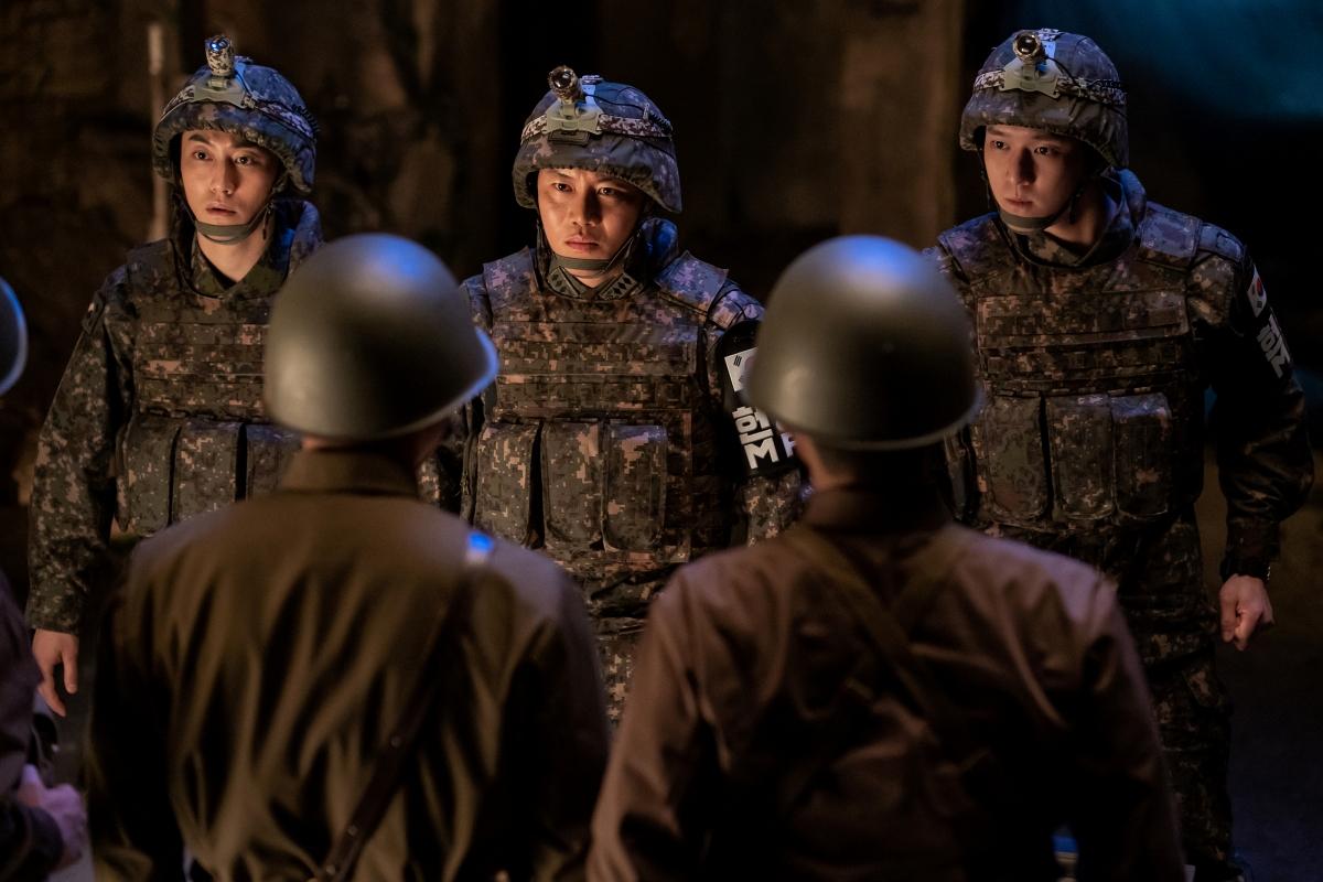 南北韓軍人必須為頭獎獎金攜手合作。(圖/Disney+提供)