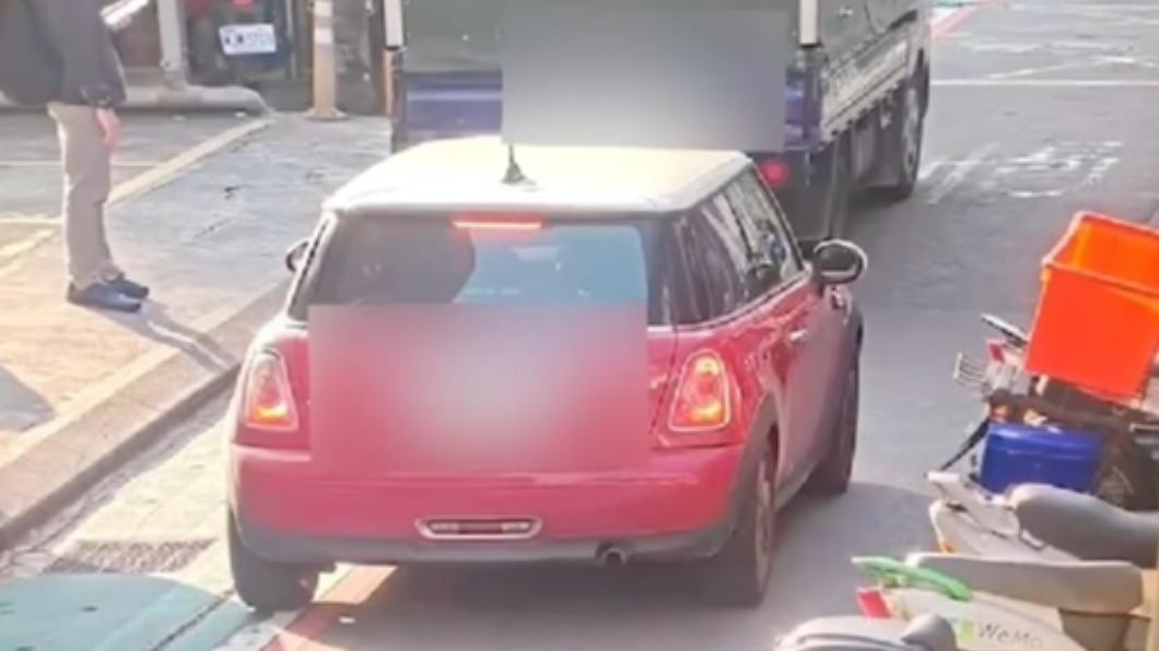 余筱萍朝擋道的貨車按喇叭。(圖/TVBS)