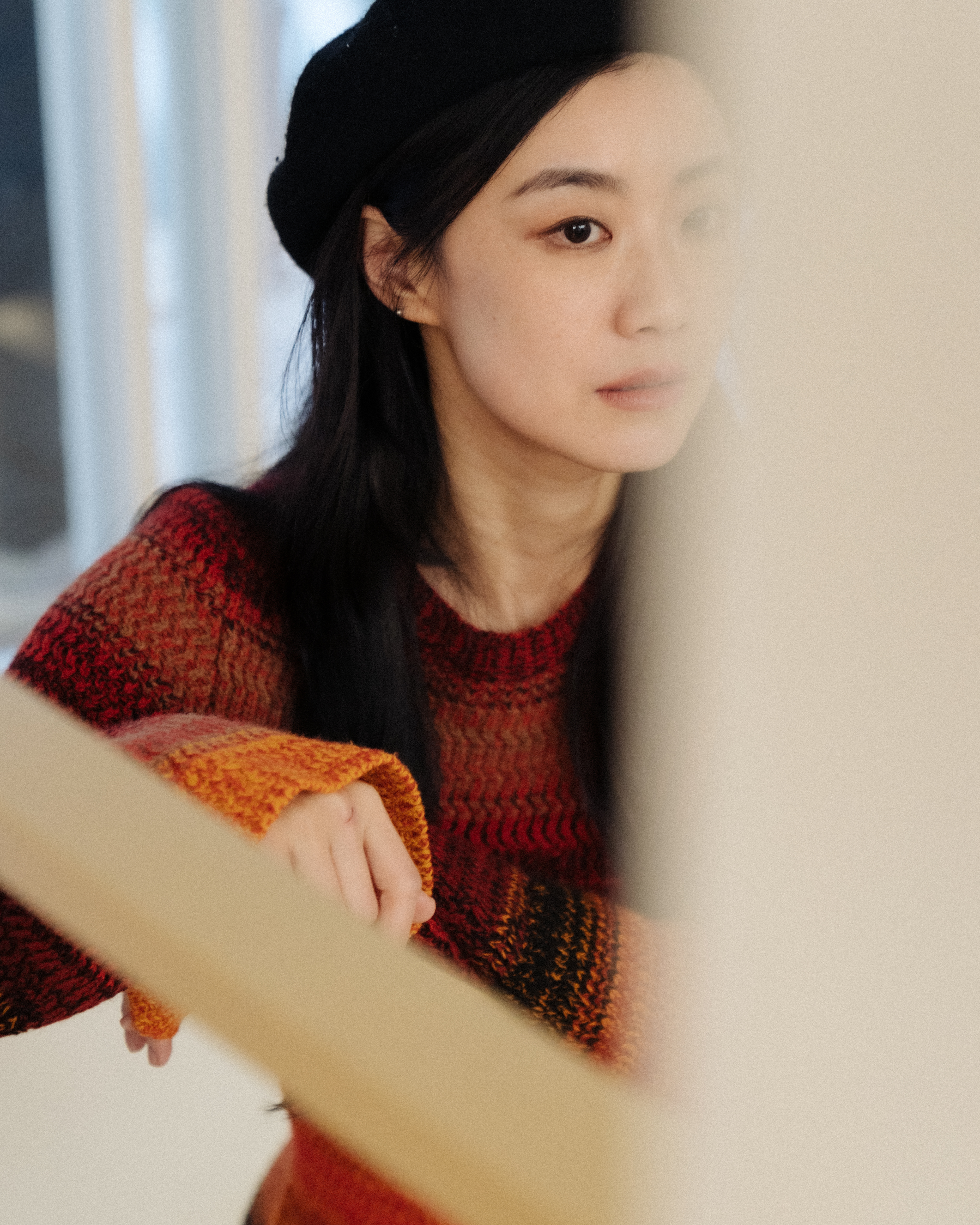 翁嘉薇服裝提供:橘紅色針織洋裝(Chloe)、黑色貝雷帽、黑色高跟靴(造型師私物)。(圖/自由試娛樂提供)