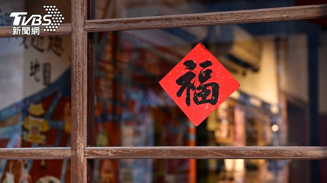 貼春聯前一定要把舊春聯撕下來、撕破。(示意圖/shutterstock達志影像)