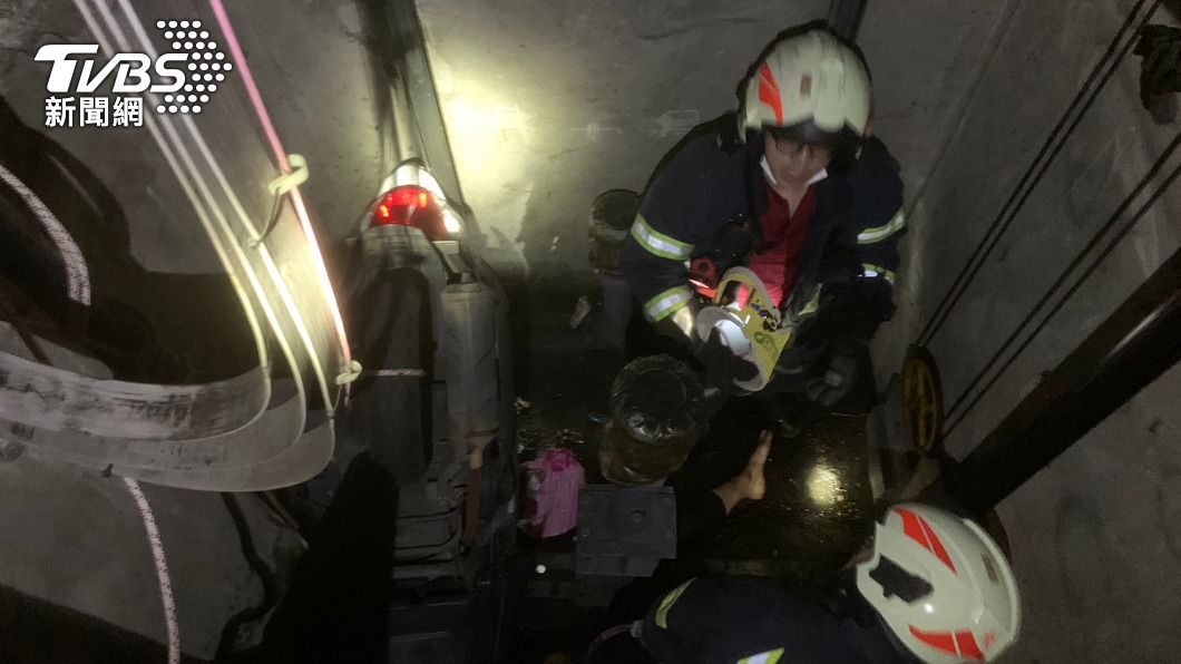婦人受困電梯井 消防救援