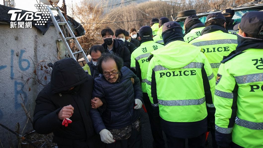 大量警方進入事故現場協助撤離居民。（圖／達志影像路透社）