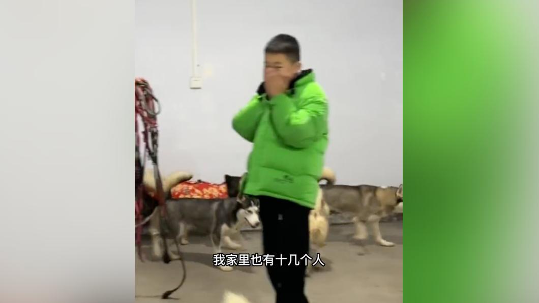 哈士奇一進家門就到處亂跑,女子的家人們不敢置信的看著這一切。(圖/翻攝自抖音)