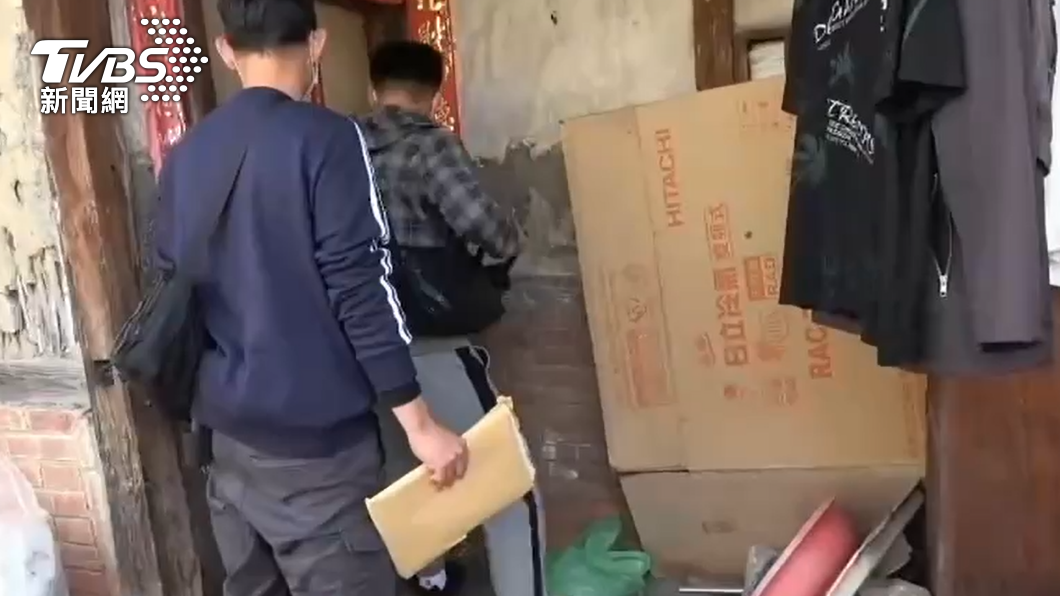 警方破門直搗集團巢穴。(圖/TVBS)