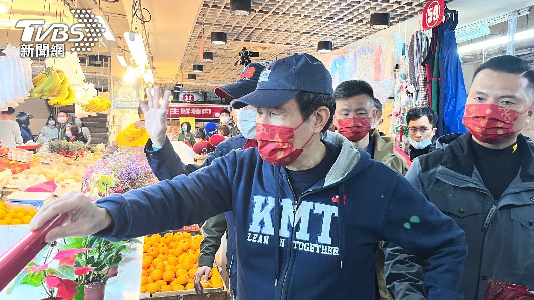 前總統馬英九到興隆市場買年菜。(圖/黃韋銓攝)