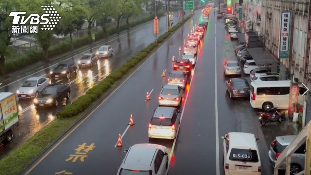 蘇花改超長車龍。(圖/TVBS)