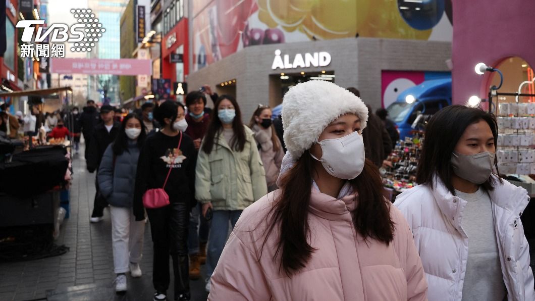 南韓雖然已經解除戶外口罩令,但還是有不少人在逛街時習慣帶著口罩。(圖/達志影像路透社)
