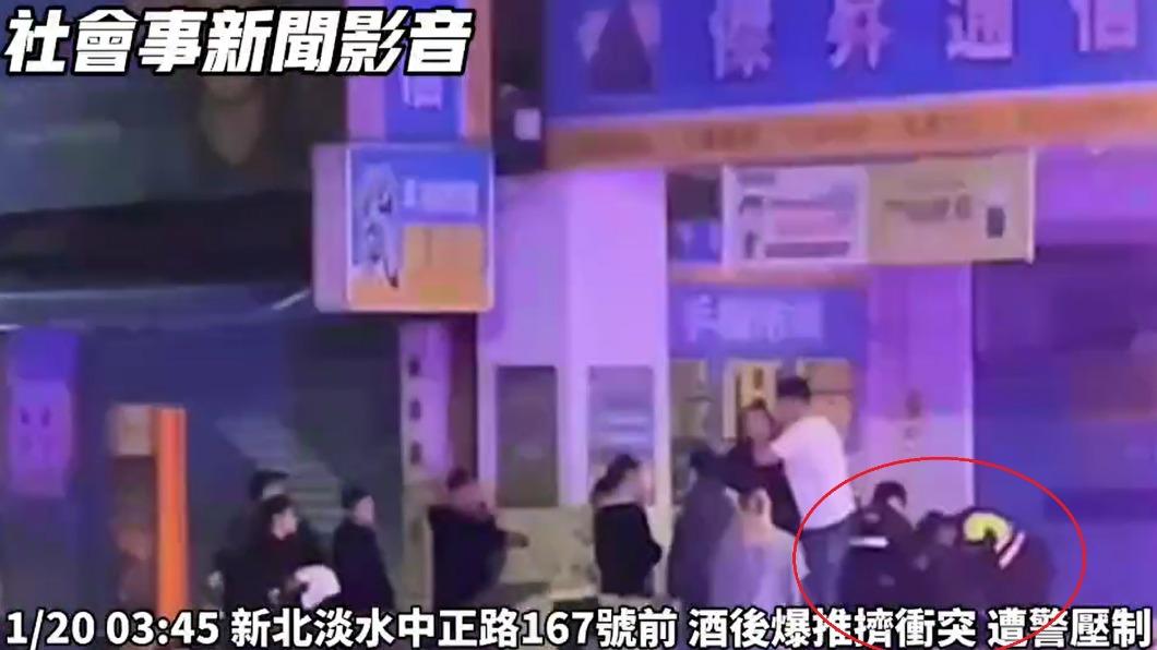 警方將情緒激動的男子壓制在地。(圖/翻攝自社會事新聞影音)