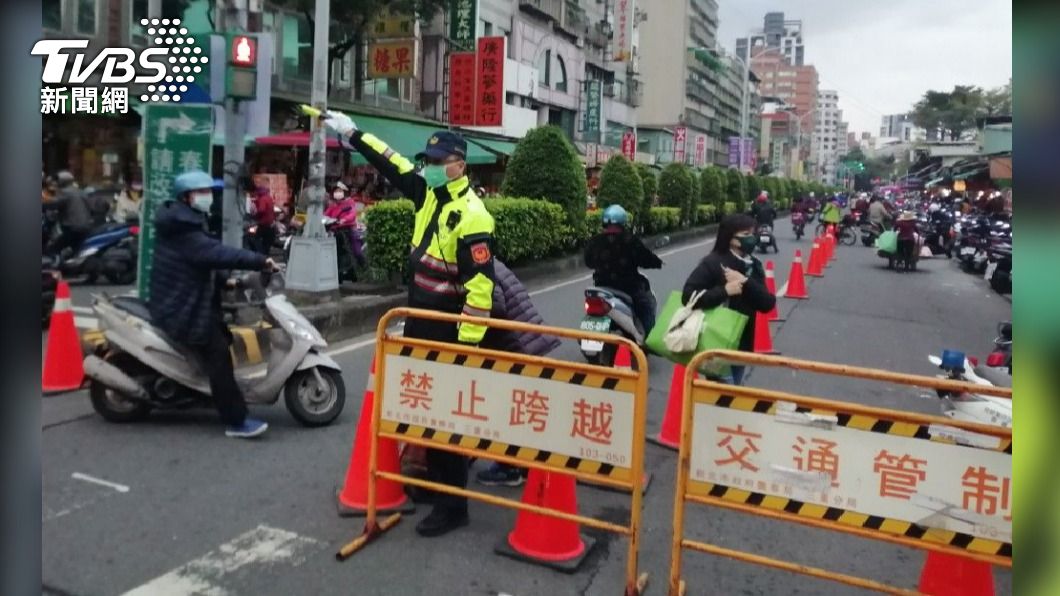傳統市場湧現採買人潮，警方加強疏導管制。（圖／TVBS）