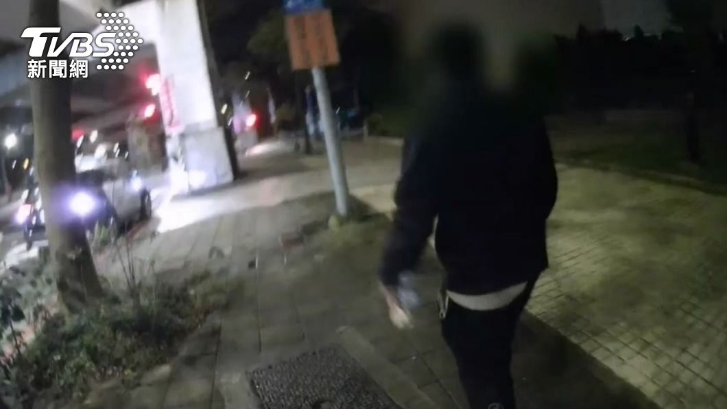警方將人帶回派出所釐清身分。（圖／TVBS）