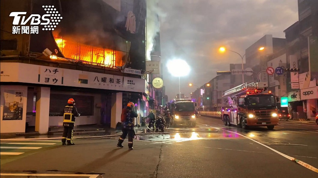 百貨商圈旁 轉角金店面2F起火一家人逃生