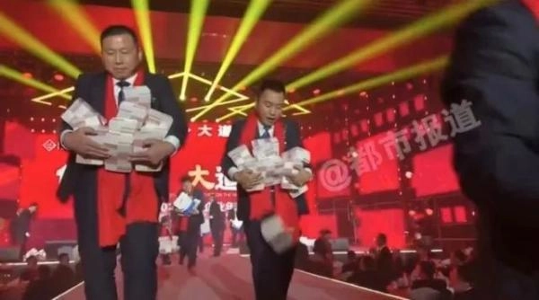 錢磚多到搬不完。（圖／翻攝自微博）