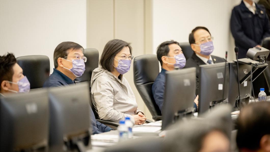 蔡英文視察春節疏運 快閃不答內閣改組進度