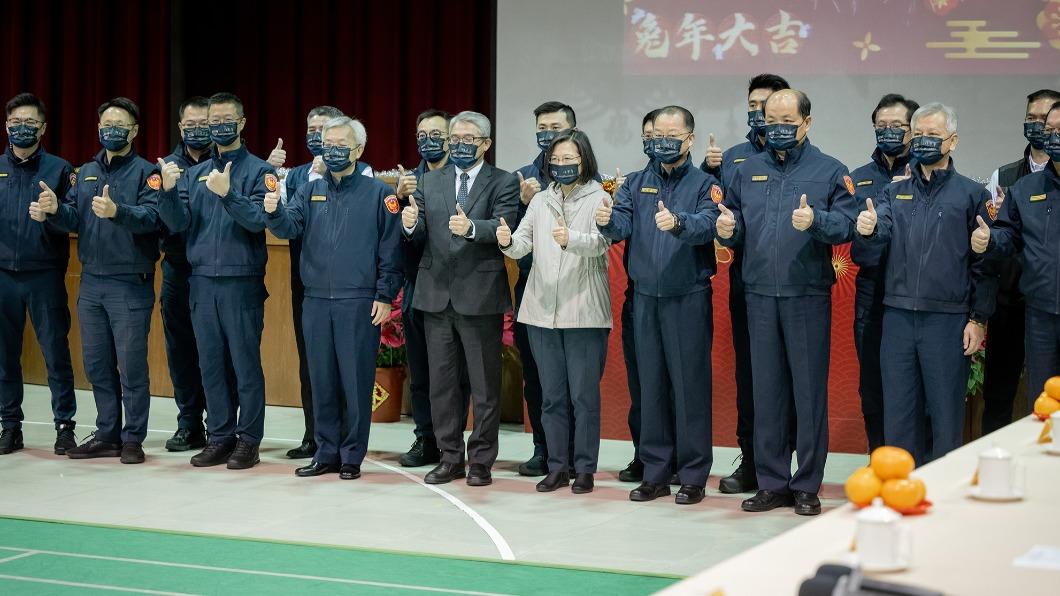 蔡英文上午分視察春節疏運情形及慰勉春節期間堅守崗位的警察同仁。(圖/總統府提供)