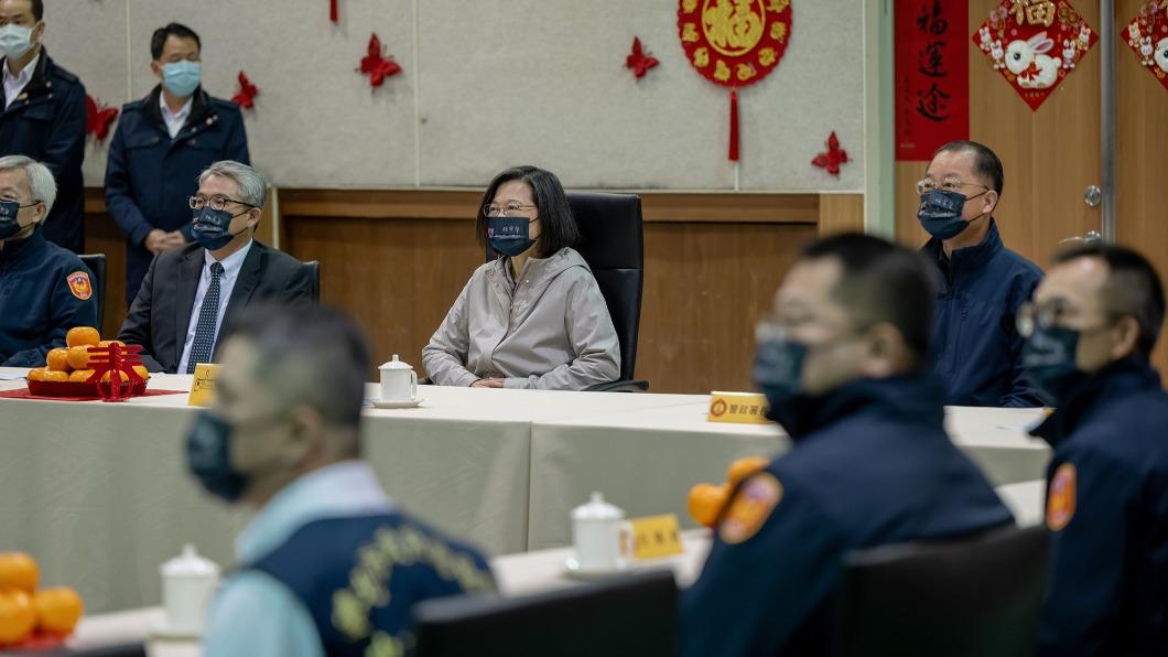 蔡英文上午分視察春節疏運情形及慰勉春節期間堅守崗位的警察同仁。(圖/總統府提供)