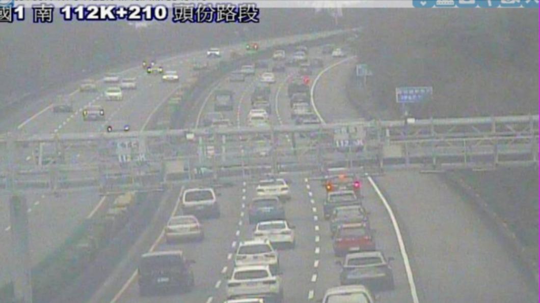 今日上午國1南向2小客車追撞事故占內車道,造成回堵。(圖/高公局提供)