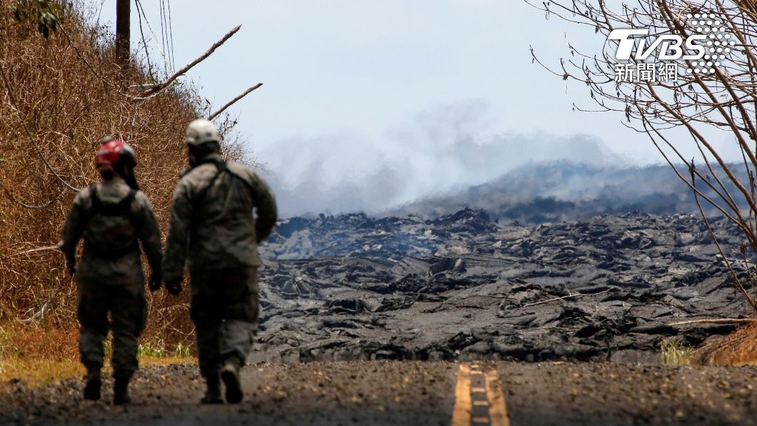 夏威夷州的美國國民兵在火山爆發時執行任務。(圖/達志影像路透社)