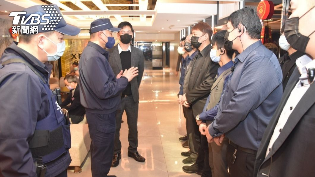 警方宣導約束業者。(圖/TVBS)