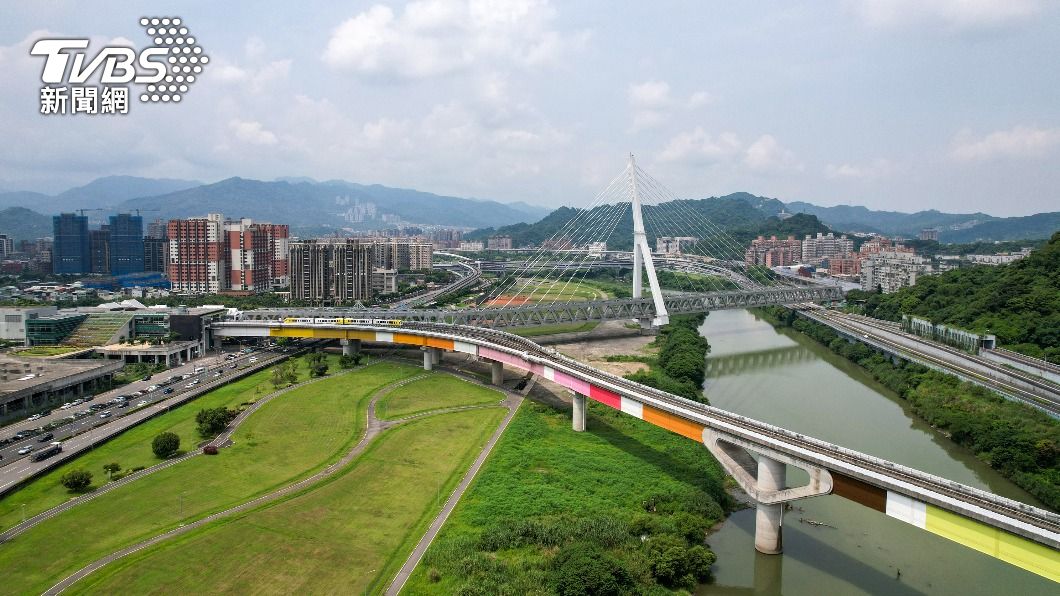 安坑輕軌工程艱辛還曾打破污水管　「安心橋」成地標