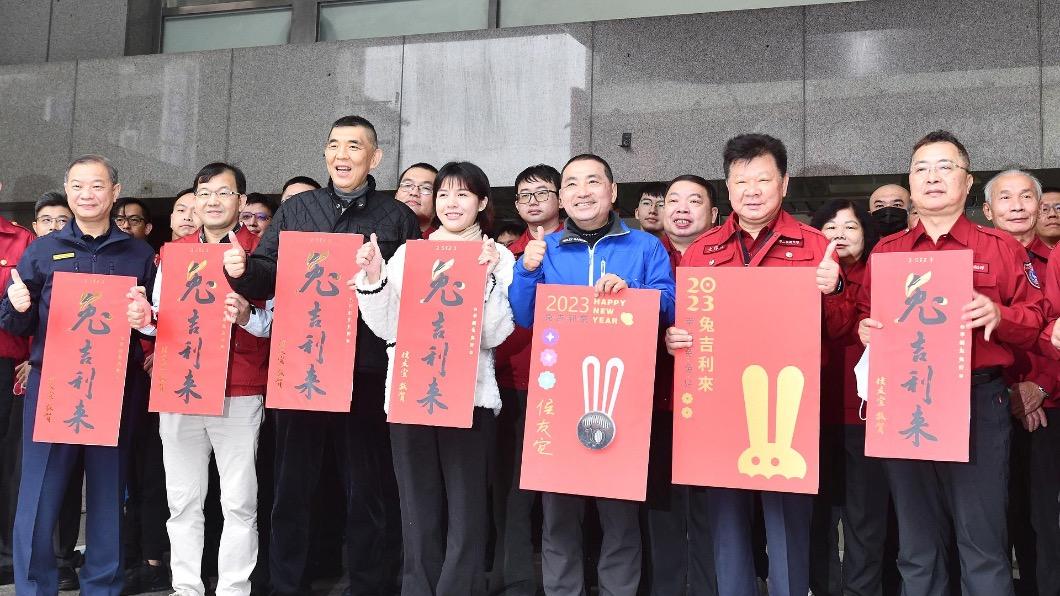 新北市長侯友宜慰勞警消人員。(圖/新北市府提供)
