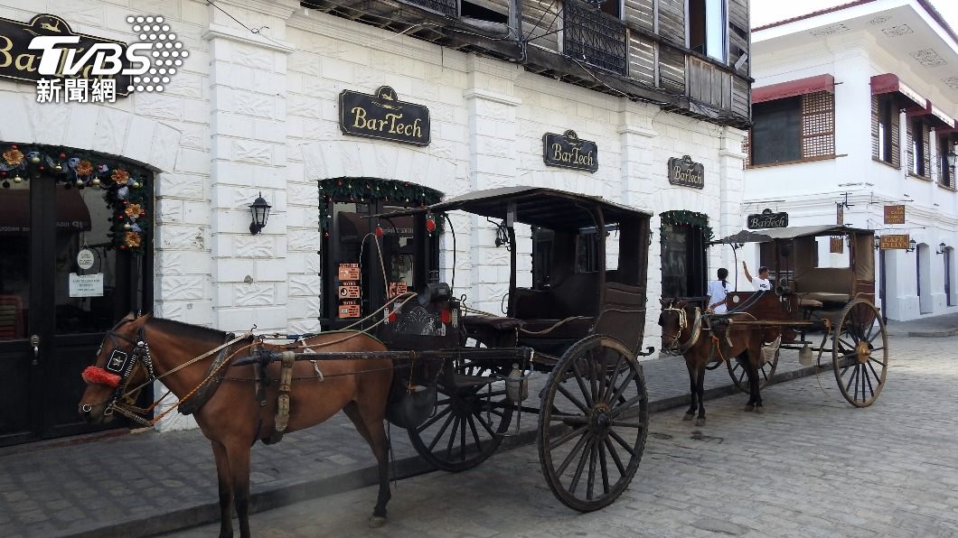 古城內處處可見停靠路旁的馬車或馬車夫趕著馬車。（圖／中央社）
