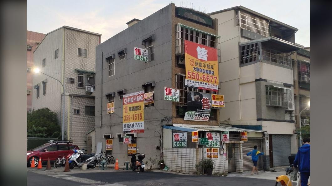 多難賣?高雄透天連掛18面「售」 這價格連房仲都苦笑