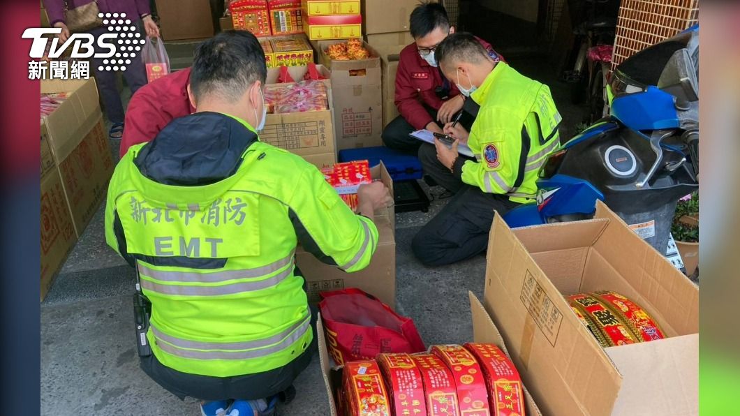 想賺過年財!新北2業者囤放超量爆竹 商品全被沒收還挨罰