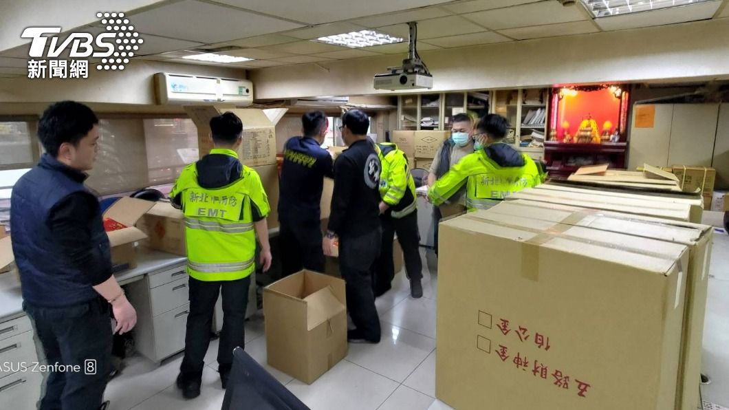 新北市五股區一間香鋪行違規囤放超量爆竹,五股分隊人員依法沒收。(圖/TVBS)