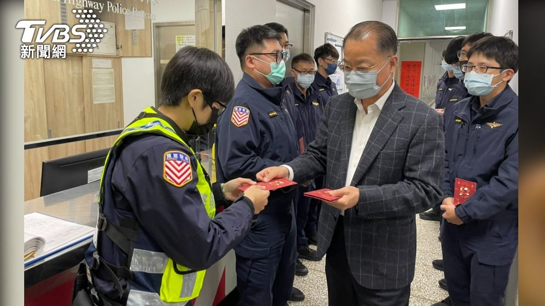 年前送暖!激勵國道警士氣 警政署長親慰訪頒發春節加菜金