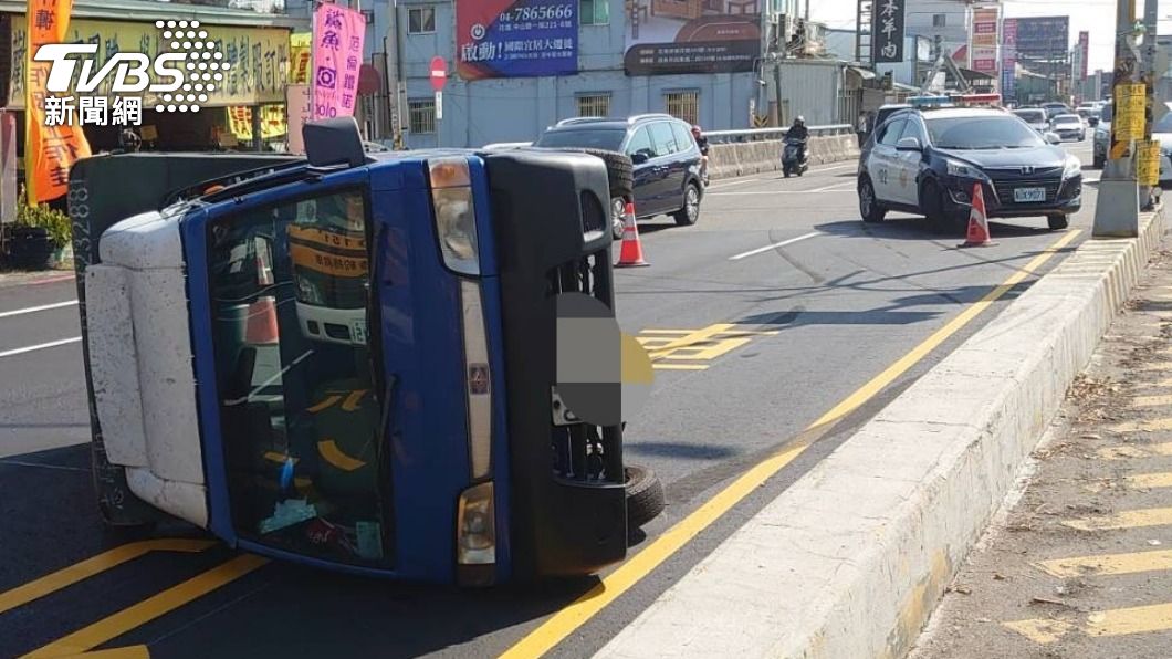 早餐配酒？司機清晨小酌上路送貨　撞安全島90度斜躺內線