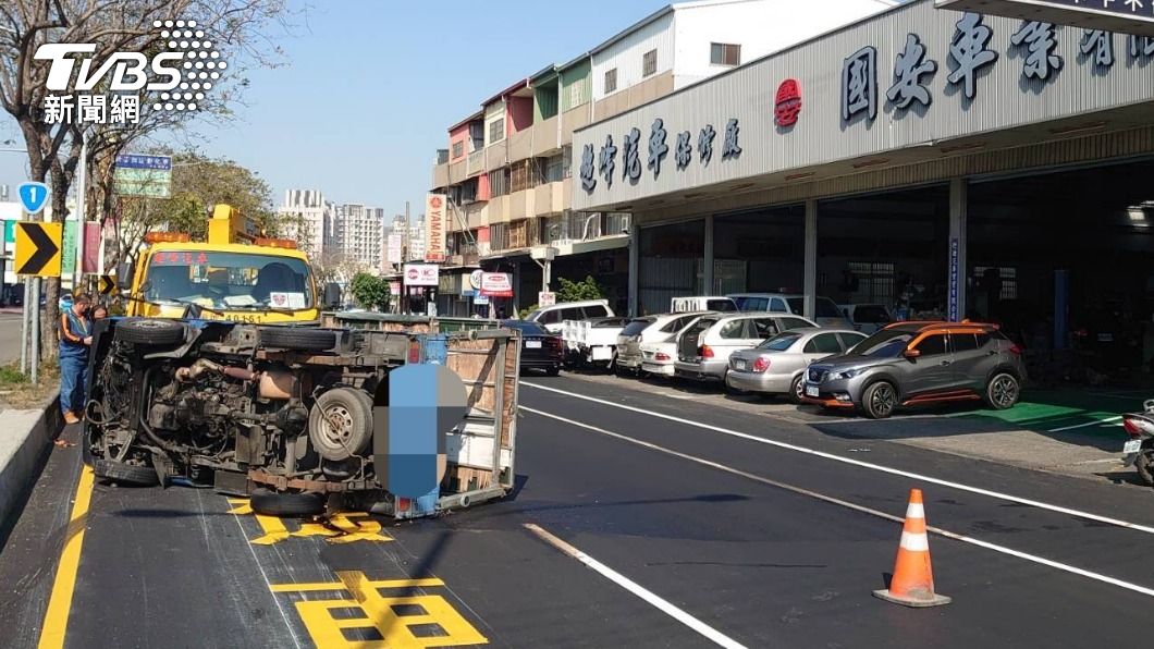 吊車來協助排除現場。（圖／TVBS）