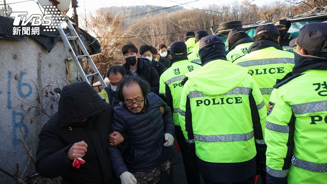 約500位九龍村居民倉皇逃離起火的家園。(圖/達志影像路透社)