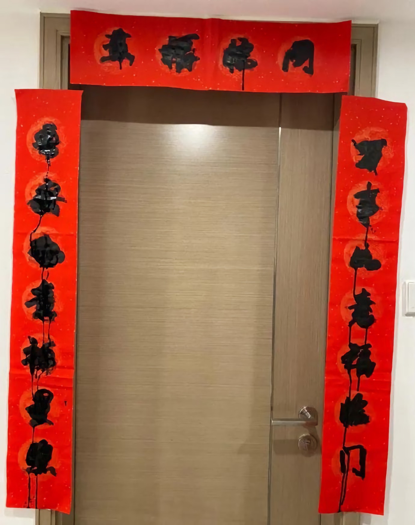 原PO還把寫完的春聯張貼在自家門前。(圖/翻攝自爆廢公社)