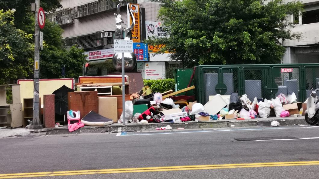 街邊垃圾堆整排!他酸爆「最美風景」 網吐:第一次過年?