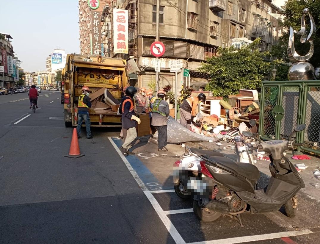 衛生局人員拍攝清理照。(圖/翻攝自臉書【爆料公社】)