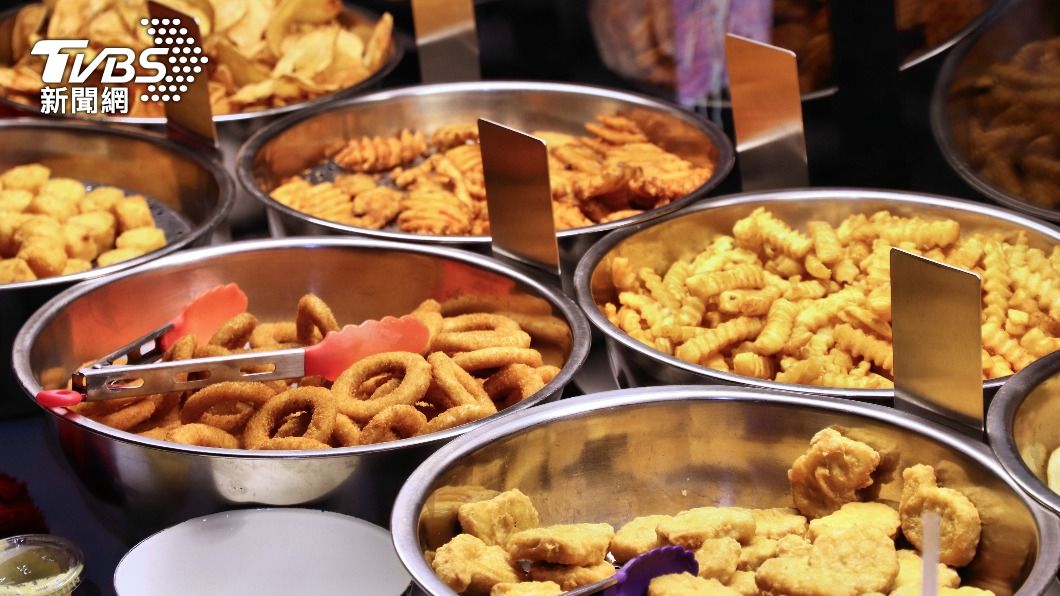 網友一日到炸物店發現店家販賣「A片」。(示意圖/shutterstock達志影像)