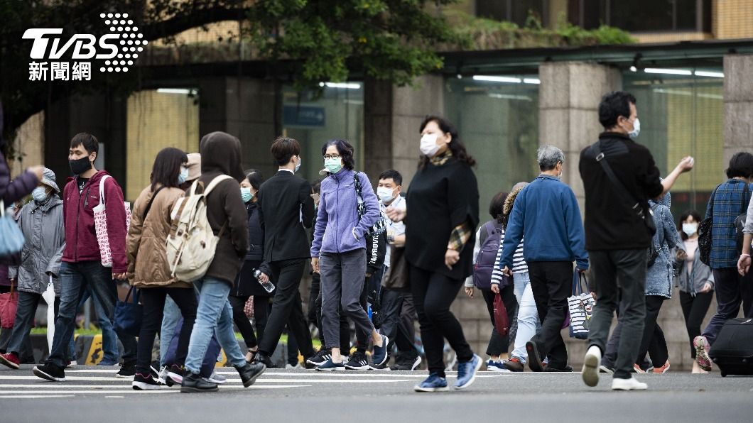 冬天衣著寬鬆不易察覺到體態變化。(示意圖/shutterstock達志影像)