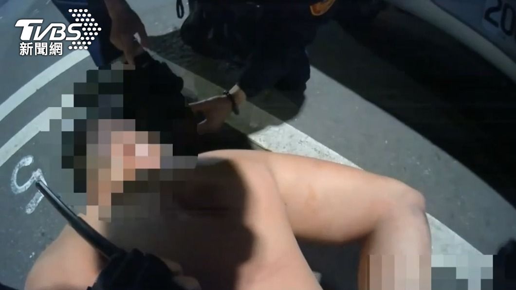 警方將犯嫌壓制。（圖／TVBS）