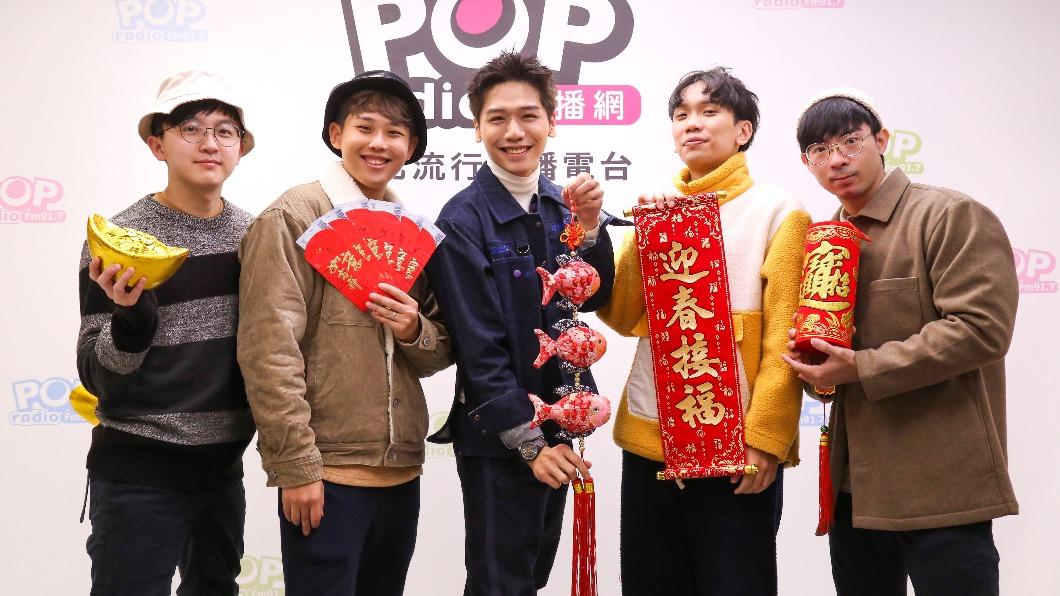 蔡旻佑(中)準備多款遊戲和「理想混蛋」過招。(圖/POP Radio提供)