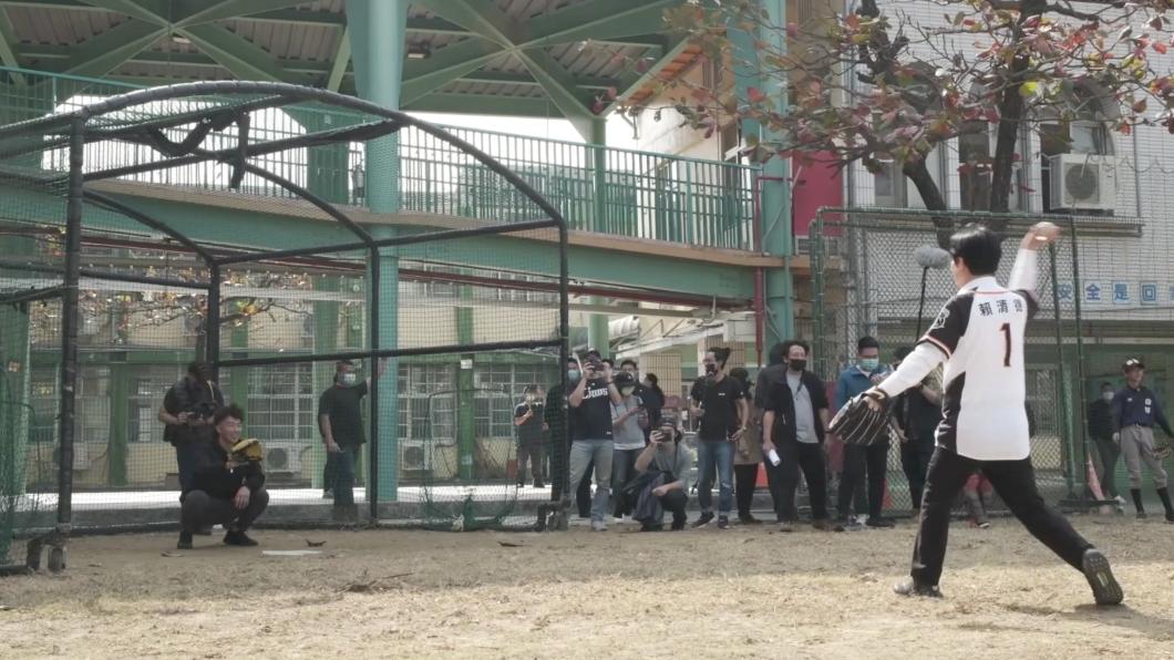 副總統賴清德與棒球國手郭泓志切磋球技。(圖/總統府提供)