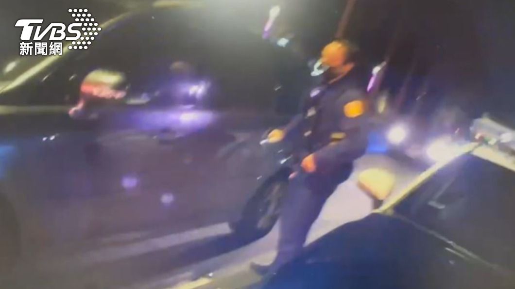 員警喝令駕駛停車他不配合，當下對空鳴槍再朝車輪射擊。（圖／TVBS）