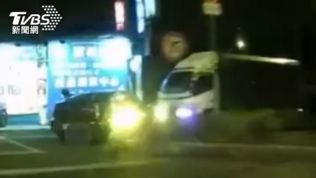 前後車牌不同!毒蟲開「AB車」見警狂逃 撞小貨車遭逮