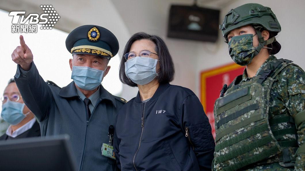 總統蔡英文上個月召開記者會，宣布兵役將延長一年。（圖／達志影像美聯社）
