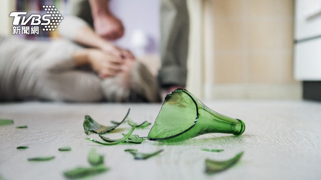 一名韓國男子幾杯黃湯下肚後動手毆打家人。（示意圖／shutterstock達志影像）