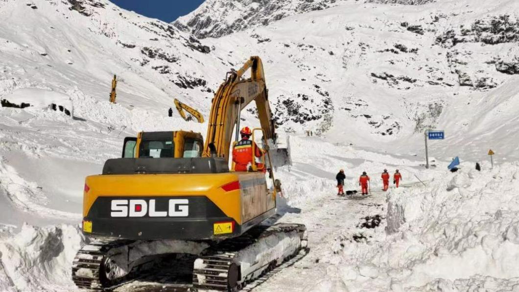 西藏林芝的派墨公路發生雪崩,救難人員出動機具協助救援。(圖/翻攝自中國消防微博)