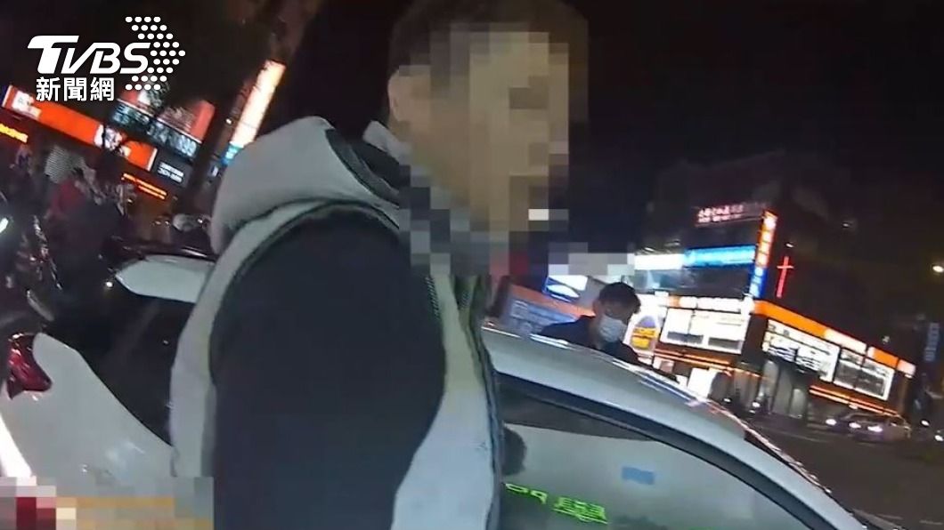因車鑰匙在太太身上導致熄火後無法發動，員警協助推車。（圖／TVBS）