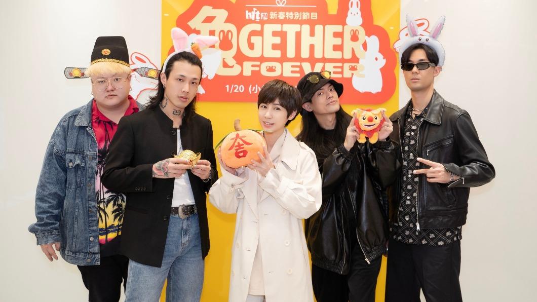 阿夜(左2)長輩只關心他刺青。(圖/Hit Fm聯播網提供)