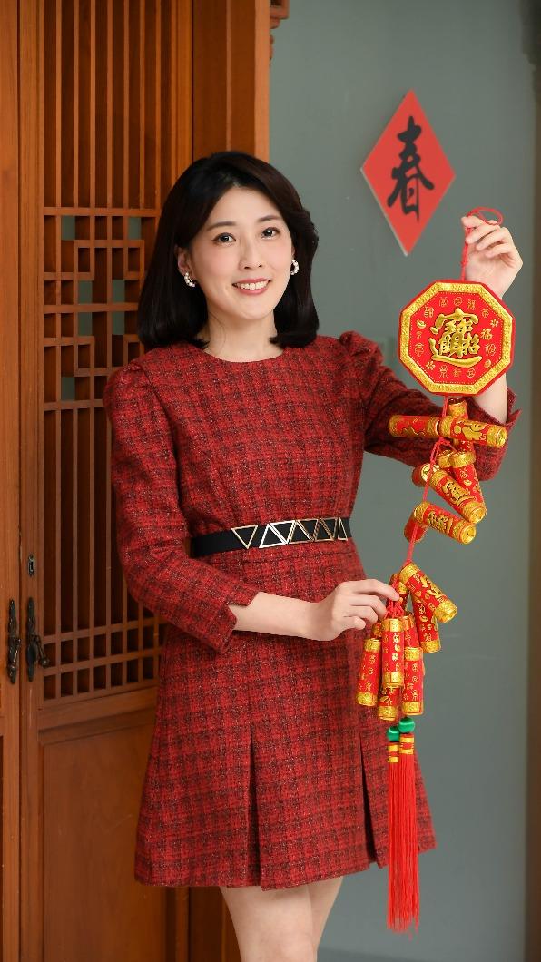 張瓊方向大家拜年。（圖／三立提供）