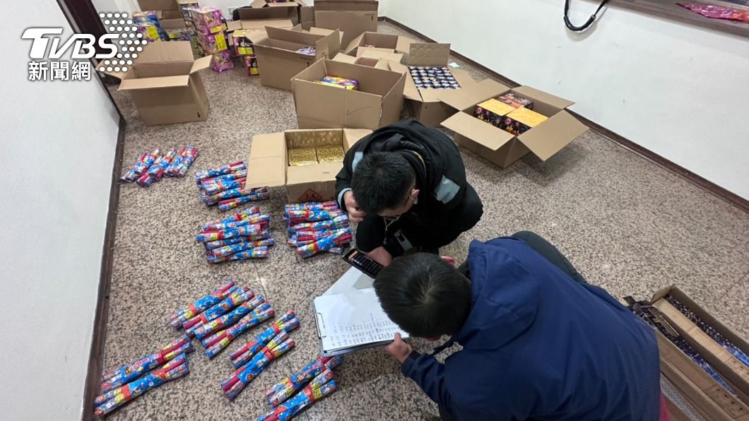 警方持搜索票上門欲逮捕毒犯，卻意外發現他存放大量爆竹煙火。（圖／TVBS）
