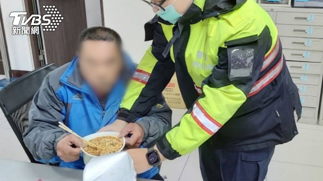 員警準備熱食讓老翁吃。(圖/TVBS)